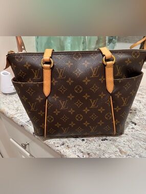 Louis Vuitton
Totally Handbag Monogram Canvas PM
Very good condition 
2009